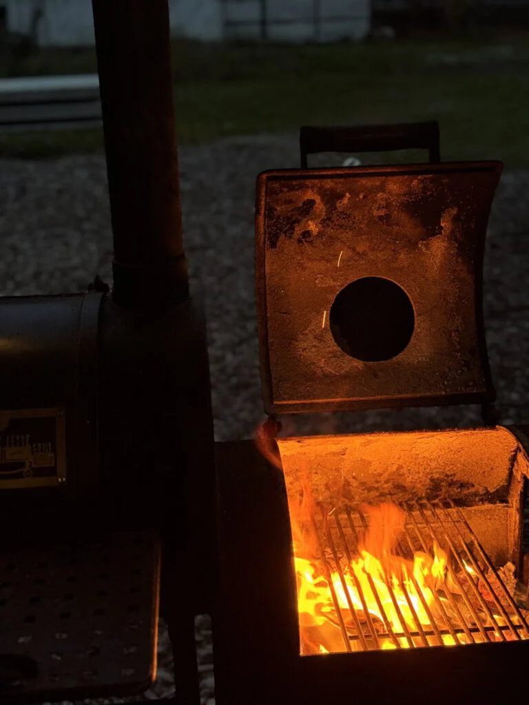 Houtvuur in de vuurkamer van een smoker