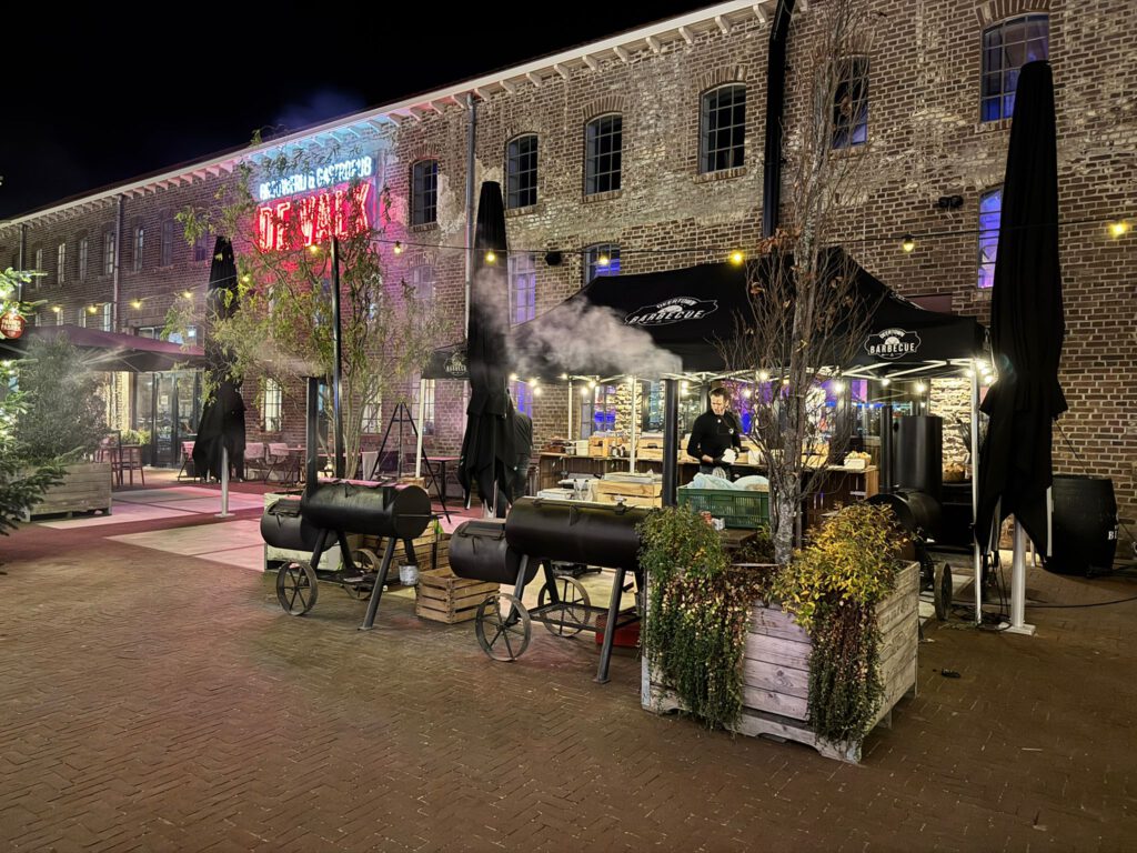 Deertown BBQ avondopstelling met smokers en verlichte tenten bij een winterevenement