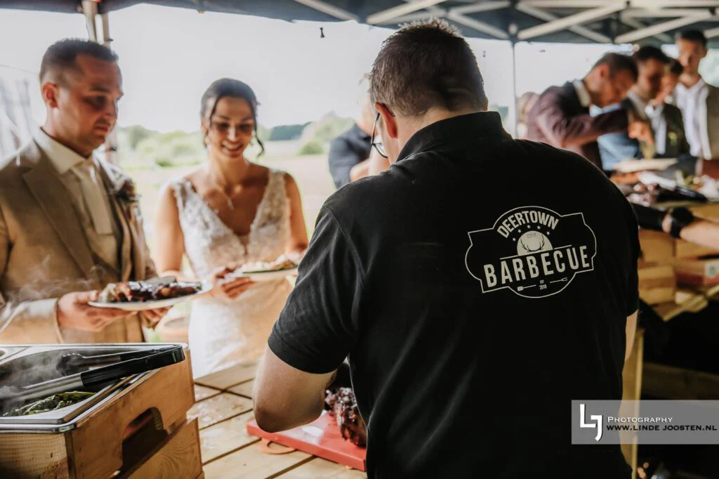 Bruidspaar ontvangt barbecuegerechten van Deertown Barbecue